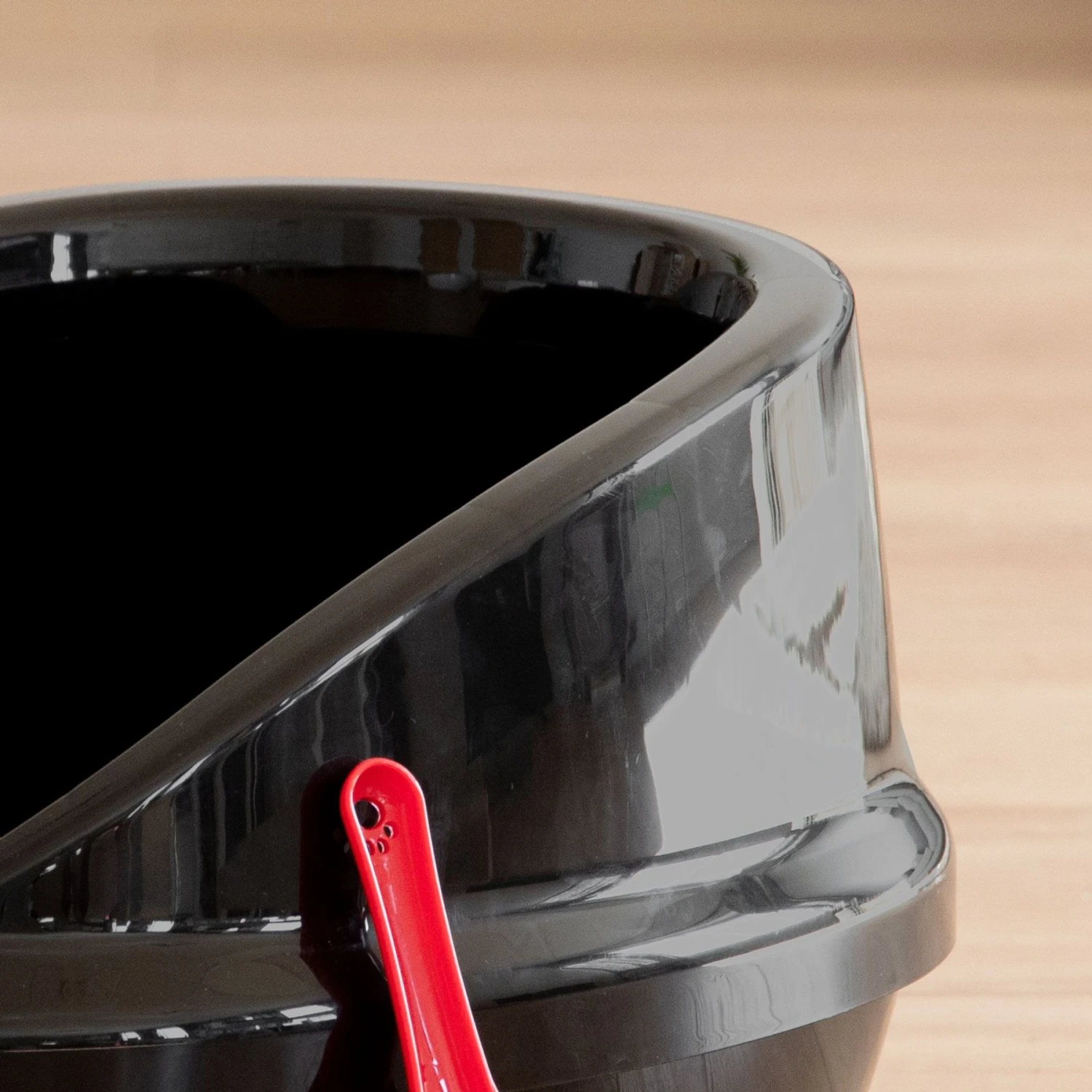 IRIS USA Large High-Back Open Top Cat Litter Pan With Scatter Shield & Scoop 6 IRIS USA Large High-Back Open Top Cat Litter Pan With Scatter Shield & Scoop - Image 6